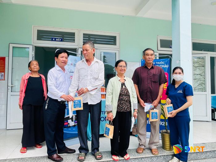 Trạm Y tế phường Liên Chiểu phối hợp Nhà thuốc Long Châu trao tặng vitamin, thuốc bổ cho người dân đến khám sức khỏe. Ảnh: KHÁNH HUYỀN