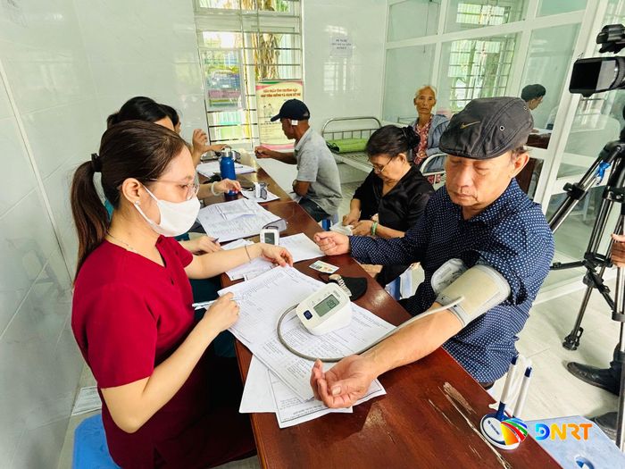 Nhân viên y tế đo huyết áp cho người dân tại chương trình khám sức khỏe. Ảnh: KHÁNH HUYỀN