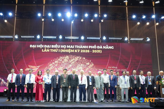 Các thành viên Thường trực hội chụp ảnh lưu niệm cùng các đại biểu. Ảnh: T.CÔNG