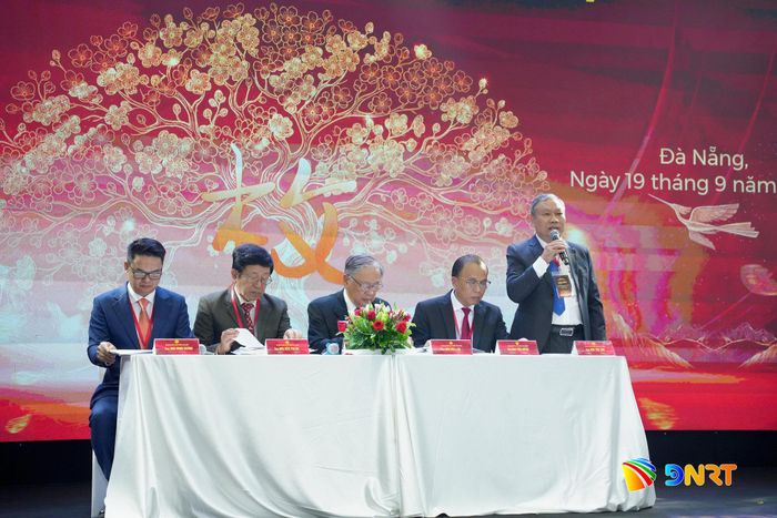 Đoàn Chủ tịch chủ trì đại hội. Ảnh: T.CÔNG