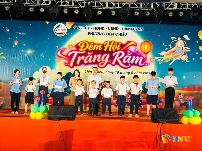 Phường Liên Chiểu trao quà Trung thu đến trẻ em có hoàn cảnh khó khăn, trẻ em khuyết tật trên địa bàn. Ảnh: KHÁNH HUYỀN