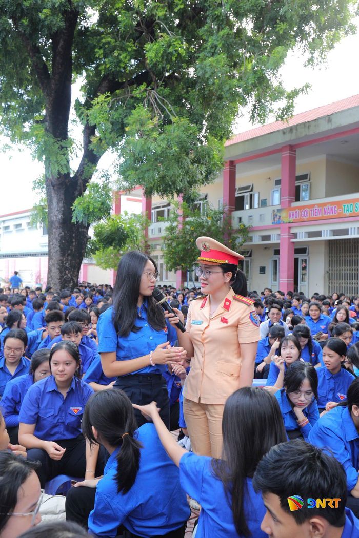 Các câu hỏi tương tác giúp học sinh nắm bắt nhiều quy định liên quan khi tham gia giao thông. Ảnh: KHÁNH GIANG