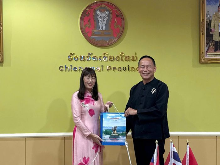 Phó Chủ tịch Thường trực HĐND tỉnh Cao Thị Tuyết Lan tặng quà lãnh đạo tỉnh Chiềng Mai.