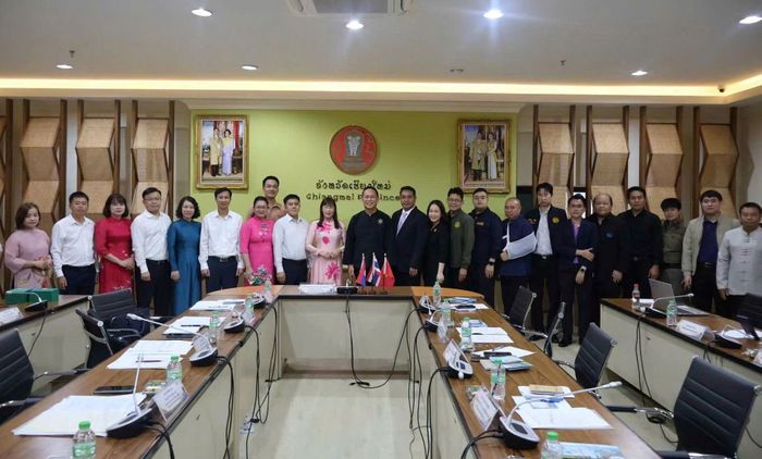 Đoàn công tác 2 tỉnh chụp ảnh lưu niệm.