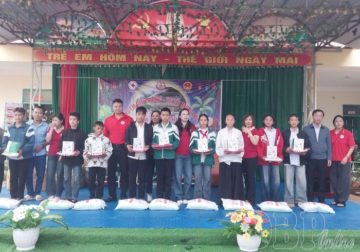 Ban tổ chức trao quà cho học sinh THCS.