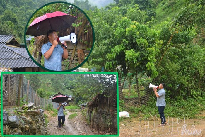 Trưởng bản Sềnh A Văn cùng chiếc loa cầm tay đi từng khu dân cư trong bản để đưa thông tin tới các hộ dân.