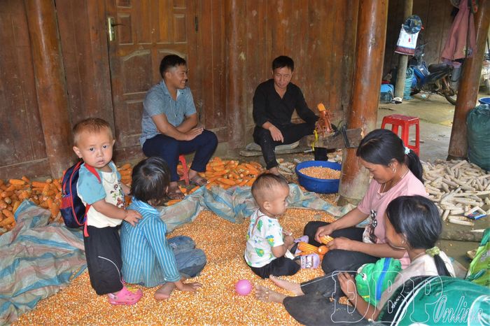 Trưởng bản Sềnh A Văn gặp gỡ, trò chuyện với người dân.