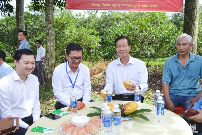 Đoàn cán bộ lãnh đạo trẻ 3 Đảng: Việt Nam, Lào, Campuchia tìm hiểu thực tế mô hình phát triển cây ca cao ở xã Hưng Thịnh.