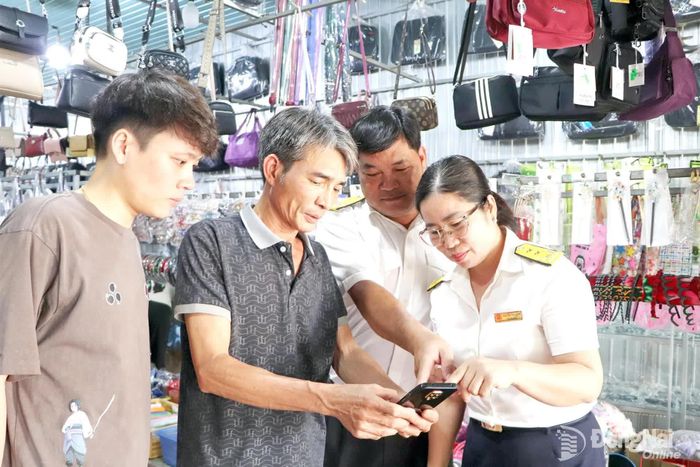 Cán bộ Thuế cơ sở 10 tuyên truyền các chính sách thuế cho hộ kinh doanh các phường: Đồng Xoài, Bình Phước.