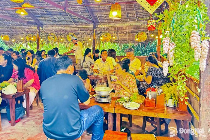 Đông đảo du khách đến thưởng thức ẩm thực mua tại các quầy bánh, trái cây tại chợ cù lao Tân Thuận Đông.