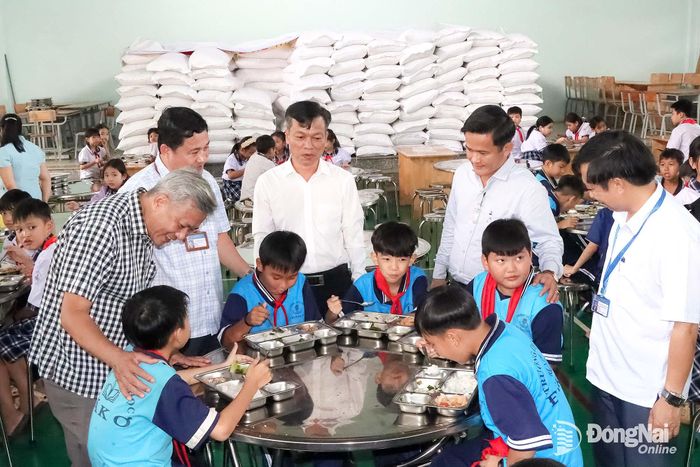Lãnh đạo xã Đăk Ơ trực tiếp kiểm tra bữa ăn của học sinh tại điểm chính Trường tiểu học Đinh Bộ Lĩnh.