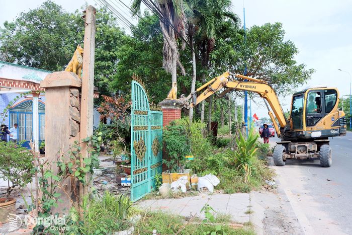 Người dân chủ động tháo dỡ công trình bàn giao mặt bằng cao tốc Gia Nghĩa - Chơn Thành. Ảnh: Xuân Túc