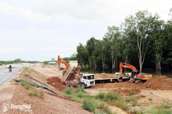Nhà thầu triển khai thi công đường gom tuyến cao tốc Thành phố Hồ Chí Minh - Thủ Dầu Một - Chơn Thành. Ảnh: XT