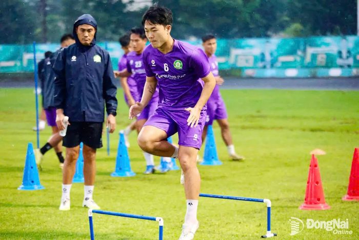 “Công Phượng, Xuân Trường và những người đồng đội cũ - lần này mỗi người đứng ở một phía của cuộc chơi”.