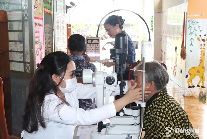 Bác sĩ Bệnh viện Mắt Sài Gòn Biên Hòa khám mắt miễn phí cho người dân. Ảnh: Quang Minh