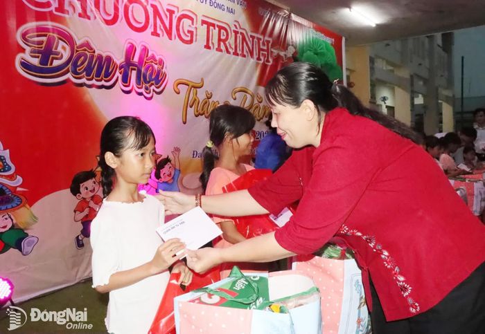 Thành ủy viên, Phó Trưởng ban Tuyên giáo và Dân vận Thành ủy Đồng Nai Lê Thị Thái tặng học bổng cho học sinh nghèo vượt khó học giỏi. Ảnh: Quang Minh