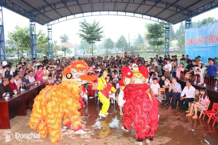 Người dân và trẻ em xã Đak Nhau háo hức xem các chương trình trong đêm Trung Thu. Ảnh: Quang Minh
