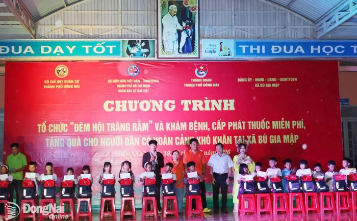 Phó Trưởng ban Tuyên giáo và Dân vận Thành ủy Nguyễn Văn Dũng và nhà tài trợ tặng quà cho các cháu thiếu nhi tại chương trình. Ảnh: Nguyệt Hà