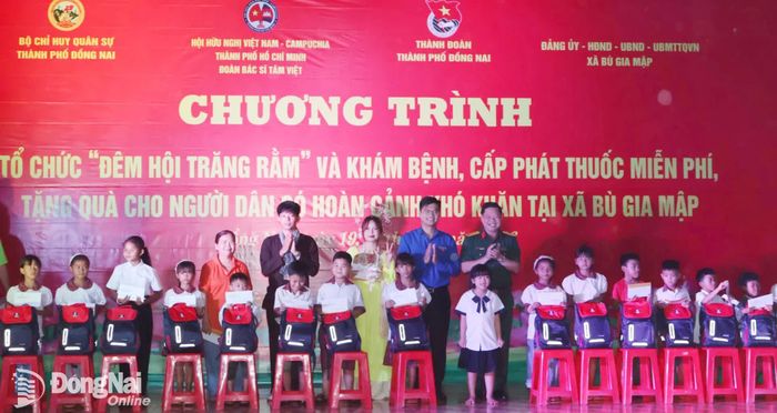 Đại tá Huỳnh Công Tới, Phó Chỉ huy trưởng, Tham mưu trưởng Bộ Chỉ huy Quân sự thành phố và đại diện Thành đoàn tặng quà cho thiếu nhi trong chương trình Đêm hội trăng rằm. Ảnh: Nguyệt Hà