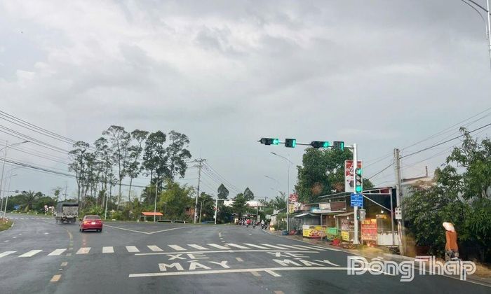 Đèn tín hiệu tại nút giao tuyến tránh Quốc lộ 30 - Quốc lộ 30 cũ đang vận hành thử nghiệm.