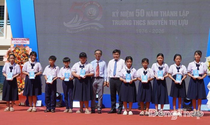 Ban Giám hiệu Trường THCS Cao Lãnh tặng học bổng cho học sinh có hoàn cảnh khó khăn.
