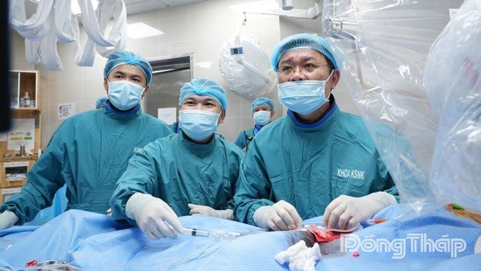 Thực hành can thiệp mạch vành trên mô hình dưới sự hướng dẫn trực tiếp của PGS.TS.BS Nguyễn Văn Tân ngay sau hội thảo.