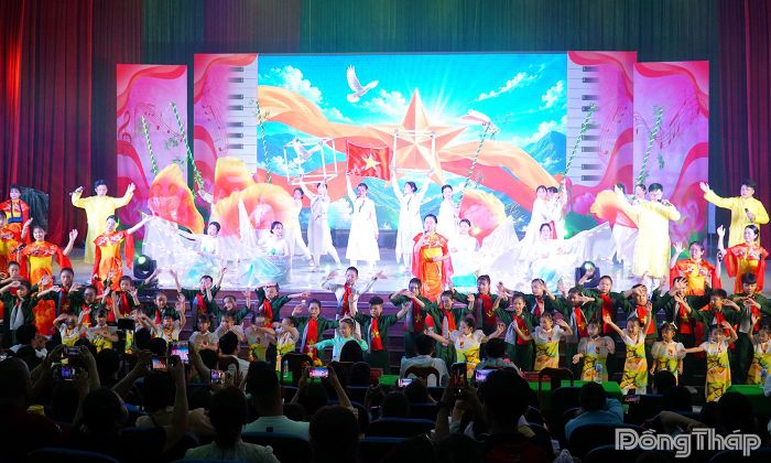 Các em thiếu nhi thi diễn tại Cụm thi diễn số 2 - Hội thi Văn nghệ thiếu nhi tỉnh Đồng Tháp năm 2026.