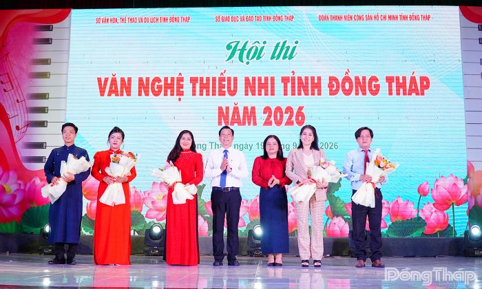 Ban Tổ chức trao hoa cho Ban Giám khảo tại cuộc thi.