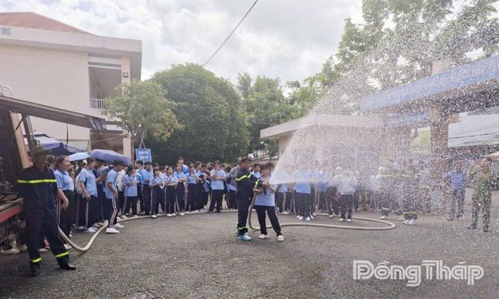 Thực hành đội hình chữa cháy cơ bản.