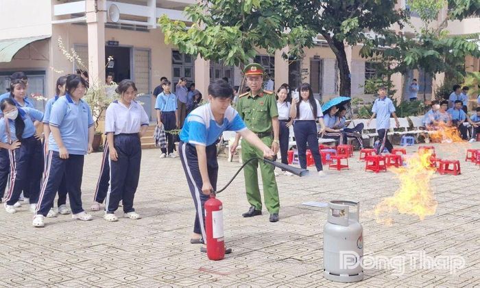 Hướng dẫn các em kỹ năng chữa cháy bình gas đang bị rò rỉ.