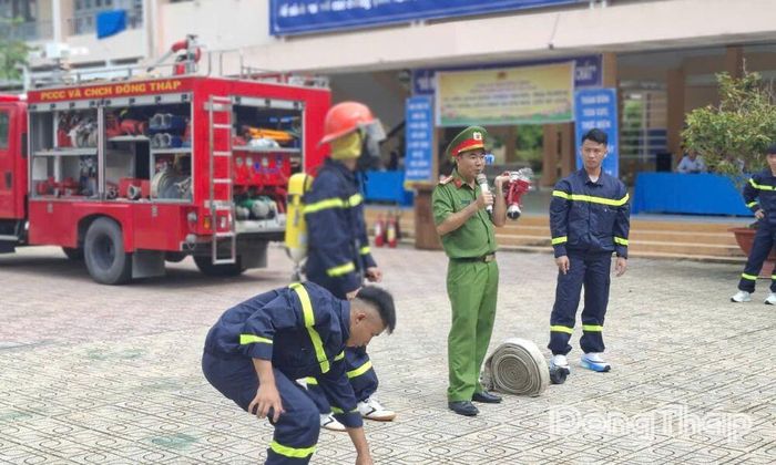 Lực lượng PCCC giới thiệu các thiết bị chữa cháy.