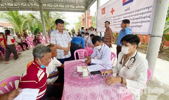 Các bác sĩ khám bệnh cho người dân xã Tro Peang Sre, huyện Mê Sang, tỉnh Prey Veng.
