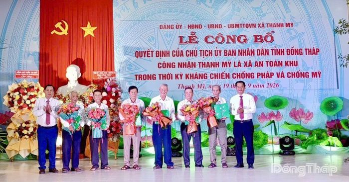 Lãnh đạo xã Thanh Mỹ trao tặng quà cho các đồng chí có nhiều đóng góp xây dựng hồ sơ xã An toàn khu.