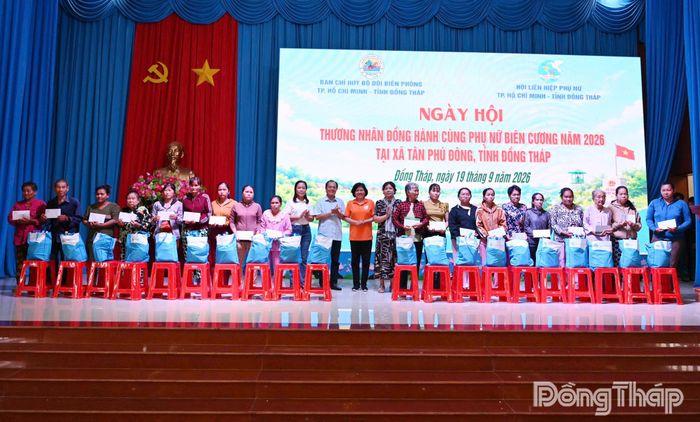 Phó Chủ tịch UBND xã Tân Phú Đông Dương Vương Đạo cùng các đơn vị trao quà cho hội viên, đại diện hội viên phụ nữ có hoàn cảnh khó khăn.