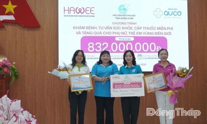 Chủ tịch Hội Liên hiệp Phụ nữ tỉnh Đồng Tháp Thái Ngọc Bảo Trâm (thứ 2 từ trái sang) tặng thư cảm ơn các đơn vị tài trợ.