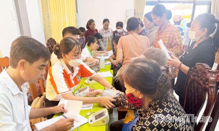 Người dân và trẻ em được các y, bác sĩ thăm khám, tư vấn kiến thức chăm sóc sức khỏe, phòng ngừa bệnh tật và cấp thuốc miễn phí.