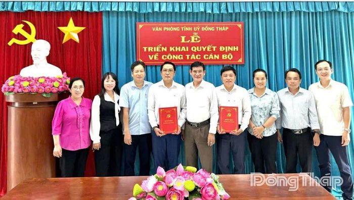 Tiếp nhận 2 công chức về công tác tại Văn phòng Tỉnh ủy.