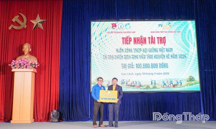 Đại diện Ngân hàng PVcomBank (bên phải) trao tặng 100 triệu đồng, góp phần chung tay cùng tuổi trẻ Trường Đại học Đồng Tháp thực hiện những công trình, phần việc thiết thực vì cộng đồng.
