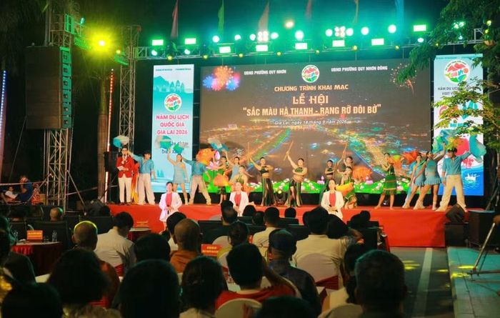 Các tiết mục văn nghệ tại lễ hội. Ảnh: H.V