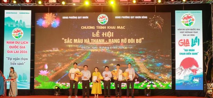 Ban Tổ chức lễ hội tặng quà cho đại diện các đơn vị đồng hành. Ảnh: H.V