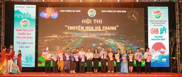 Ban Tổ chức tặng hoa cho các đội tham gia Hội thi “Thuyền hoa Hà Thanh”. Ảnh: H.V