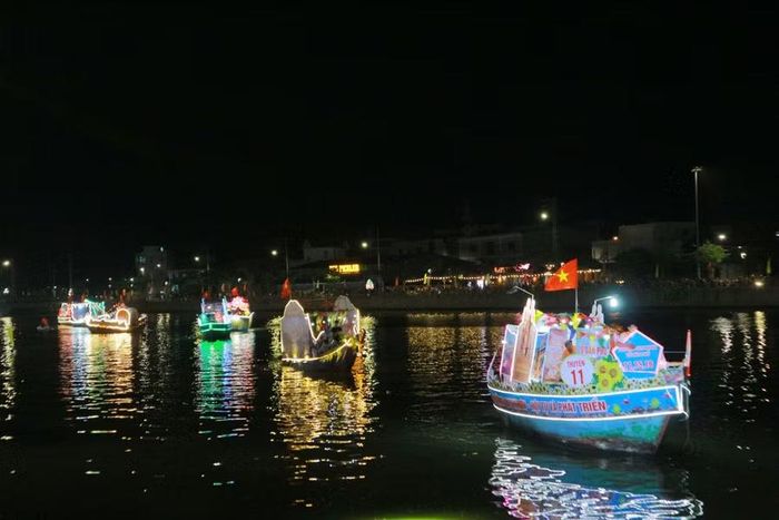 Những chiếc thuyền hoa nối nhau tạo nên bức tranh đầy sức sống trên dòng Hà Thanh. Ảnh: H.V