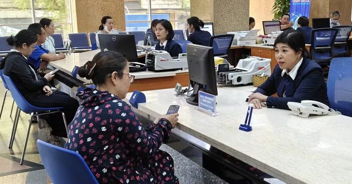 Khách hàng làm thủ tục vay vốn tại Sacombank Bình Định. Ảnh: T.Sỹ