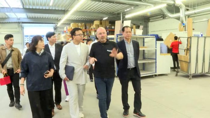 Đoàn công tác tỉnh Gia Lai tham quan Công ty TNHH Göpfert Möbelteile. Ảnh: Đức Hải
