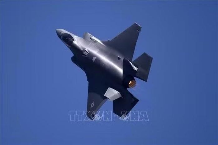 Máy bay chiến đấu F-35 của Mỹ trình diễn tại Triển lãm hàng không Aero India ở Bengaluru, Ấn Độ ngày 14-2-2023. Ảnh: THX/TTXVN