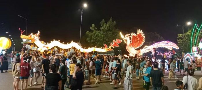  Những chiếc đèn lồng "khổng lồ" sẽ hiện diện trong lễ hội. Ảnh: Triệu Thành/TGTT 