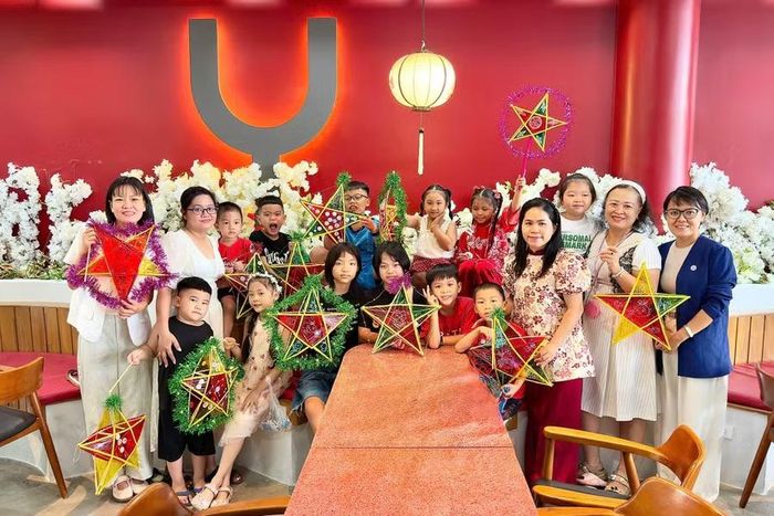  Các bạn nhỏ khoe những chiếc lồng đèn vừa tự tay hoàn thành tại workshop Chạm. Ảnh: D.L 