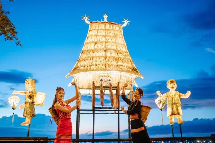  Không gian Trung thu đại ngàn trở nên lung linh giữa lòng phố núi. Ảnh: ĐVCC 