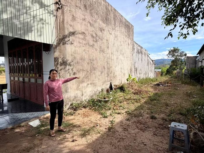 Vợ chồng bà Mạc Châu Thoa quản lý, sử dụng thửa đất trống tại xóm 1, thôn Thượng Giang, xã Bình Khê nhưng được cấp sổ đỏ mảnh đất có căn nhà cấp 4 bên cạnh. Ảnh: N.C