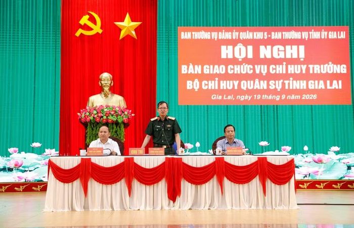 Thiếu tướng Lương Đình Chung - Chính ủy Quân khu 5 phát biểu chỉ đạo tại hội nghị bàn giao chức vụ Chỉ huy trưởng Bộ CHQS tỉnh Gia Lai. Ảnh: H.P